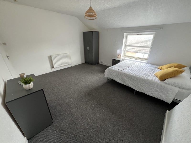 Property photo 2 of 4 Bright And Spacious Double Bedroom Featuring A Com...
