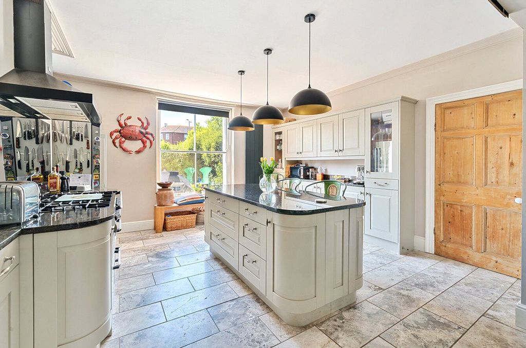 Property photo 2 of 14 Kitchen