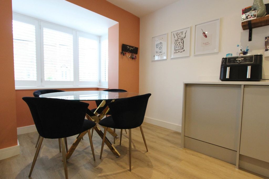 Property photo 3 of 19 Photo 6