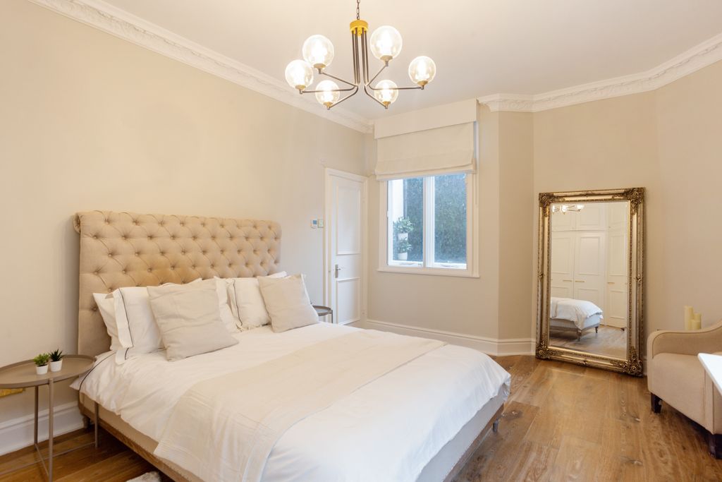 Property photo 2 of 13 Sloane Gardens Londo