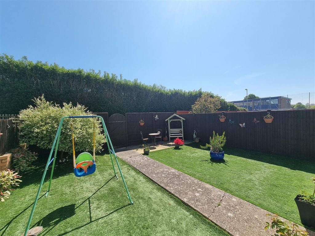 Property photo 1 of 19 Front Garden