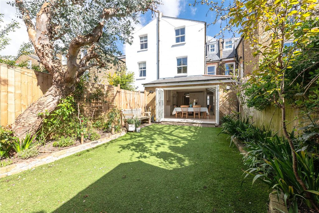 Property photo 2 of 18 Garden