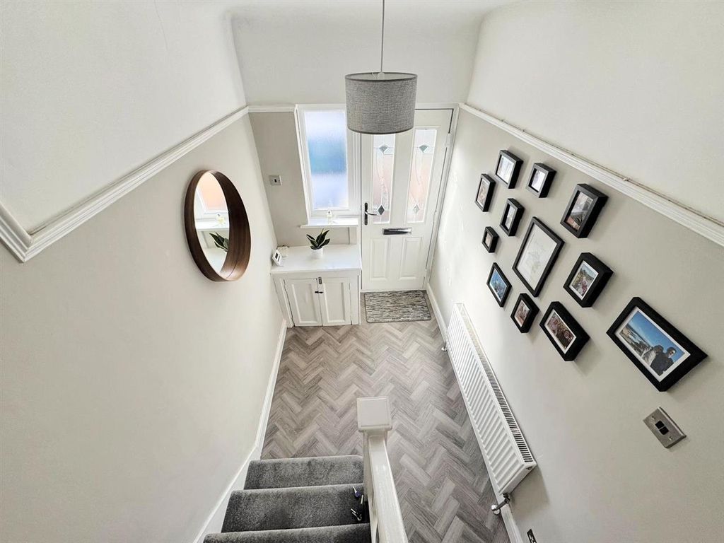 Property photo 3 of 20 Entrance Hall