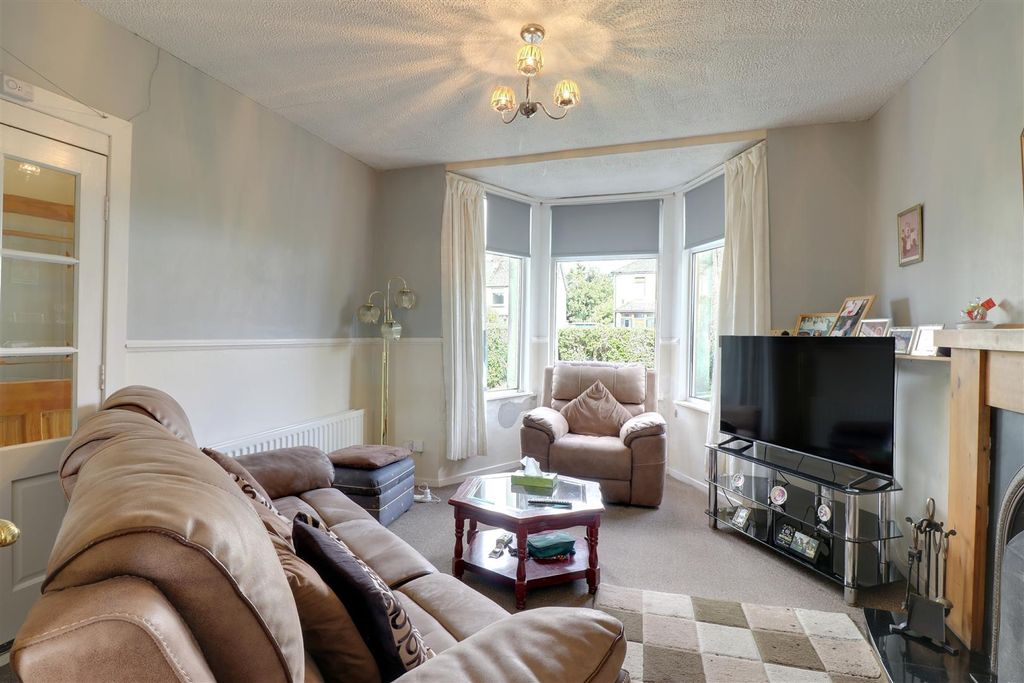 Property photo 3 of 14 Lounge