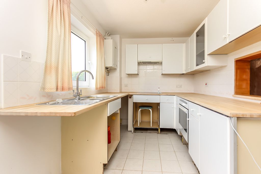 Property photo 3 of 11 Kitchen