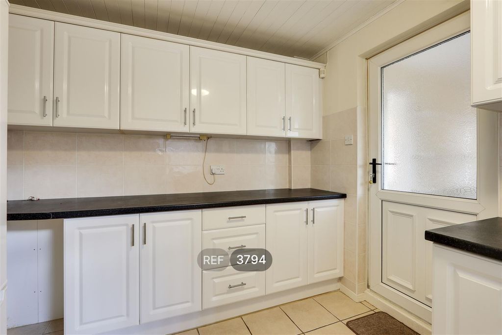 Property photo 3 of 20 Kitchen