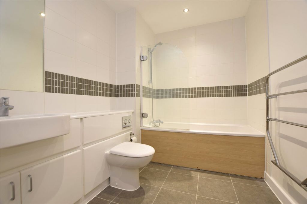 Property photo 3 of 9 Bathroom