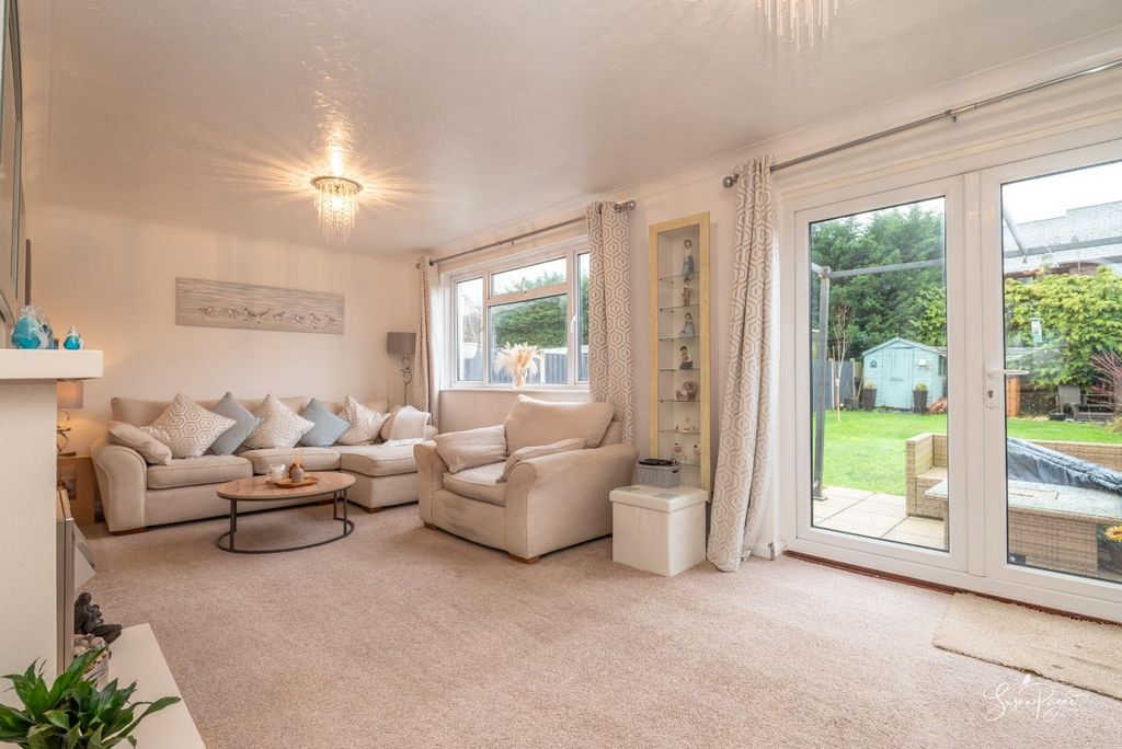 Property photo 3 of 25 Lounge