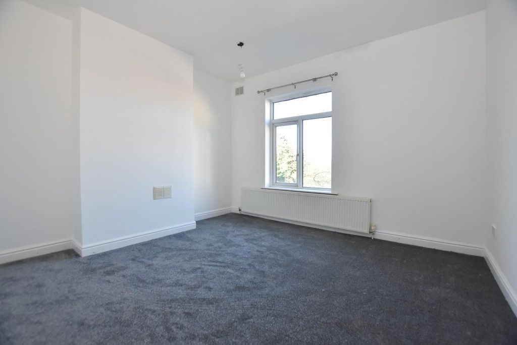 Property photo 3 of 10 Bed 2 (2).Jpg