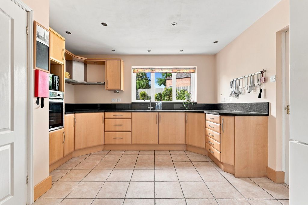 Property photo 2 of 39