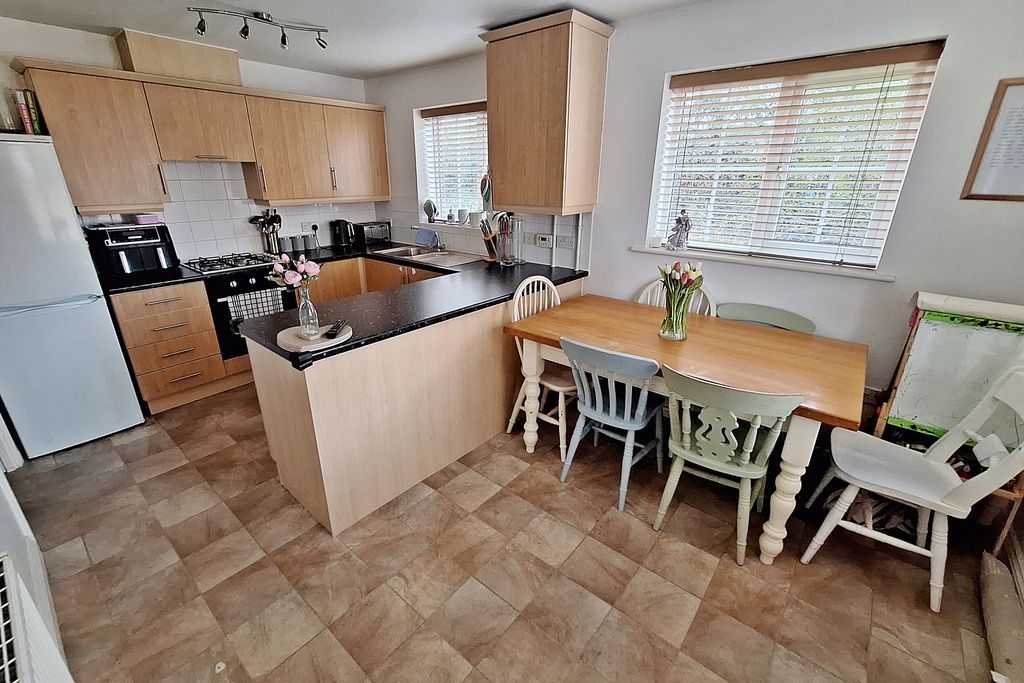 Property photo 2 of 8 Wiffenkitchen.Jpg