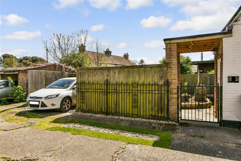 Property photo 2 of 10 Driveway/Parking