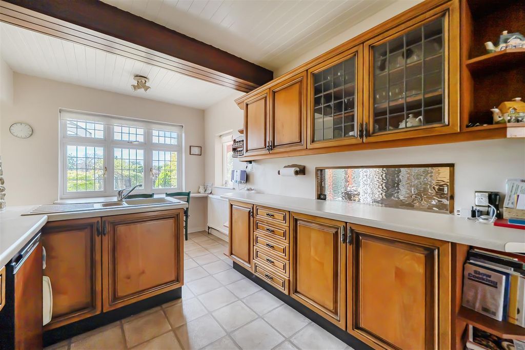 Property photo 3 of 19 Kitchen