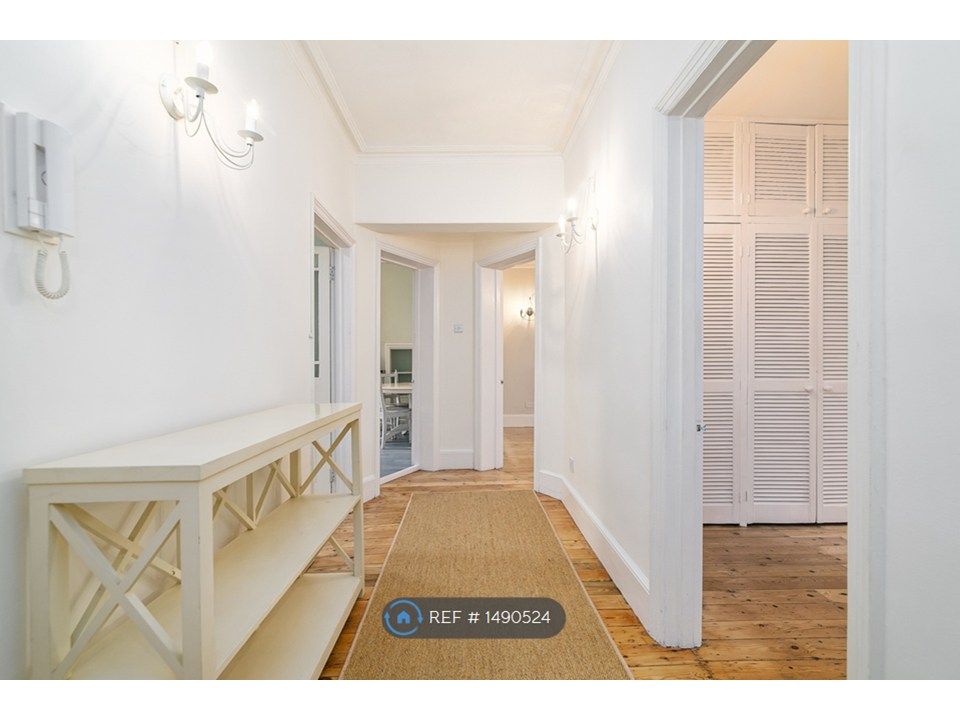 Property photo 1 of 13 Spacious Hallway