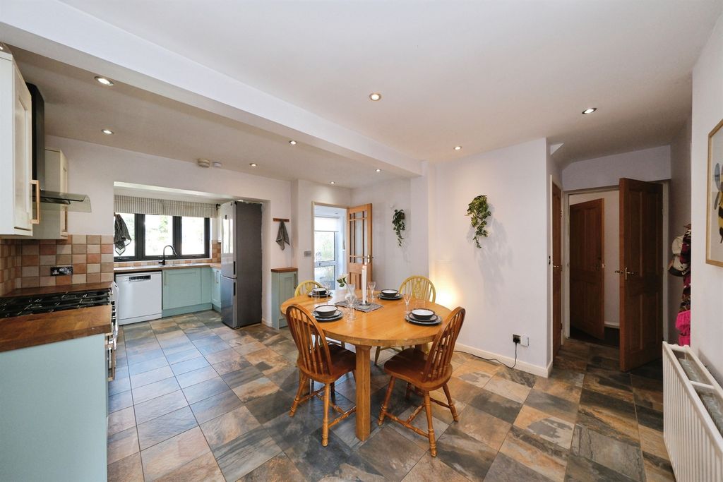 Property photo 2 of 28