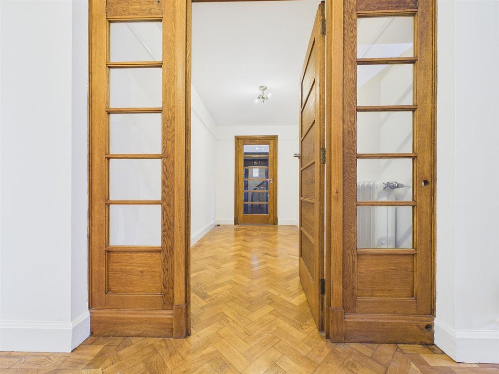 Property photo 3 of 34 Entrance Hall