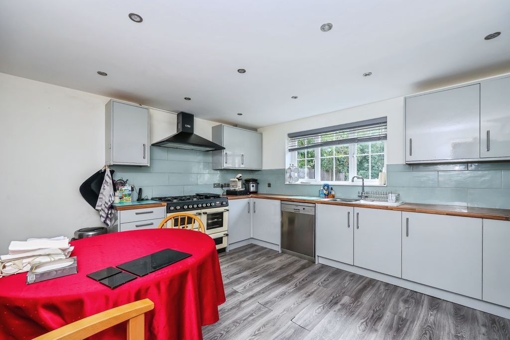 Property photo 2 of 33