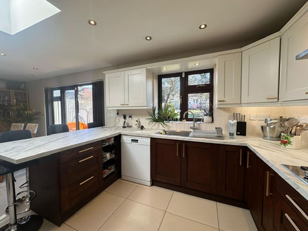 Property photo 3 of 18 Kitchen