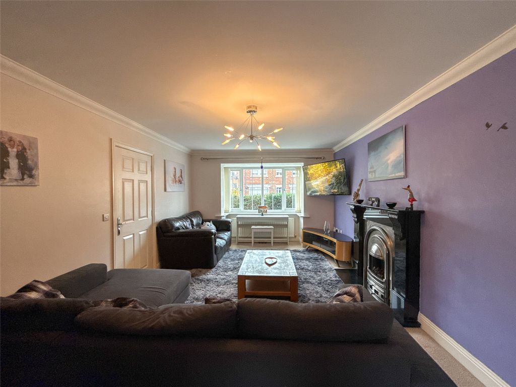 Property photo 2 of 34 Lounge