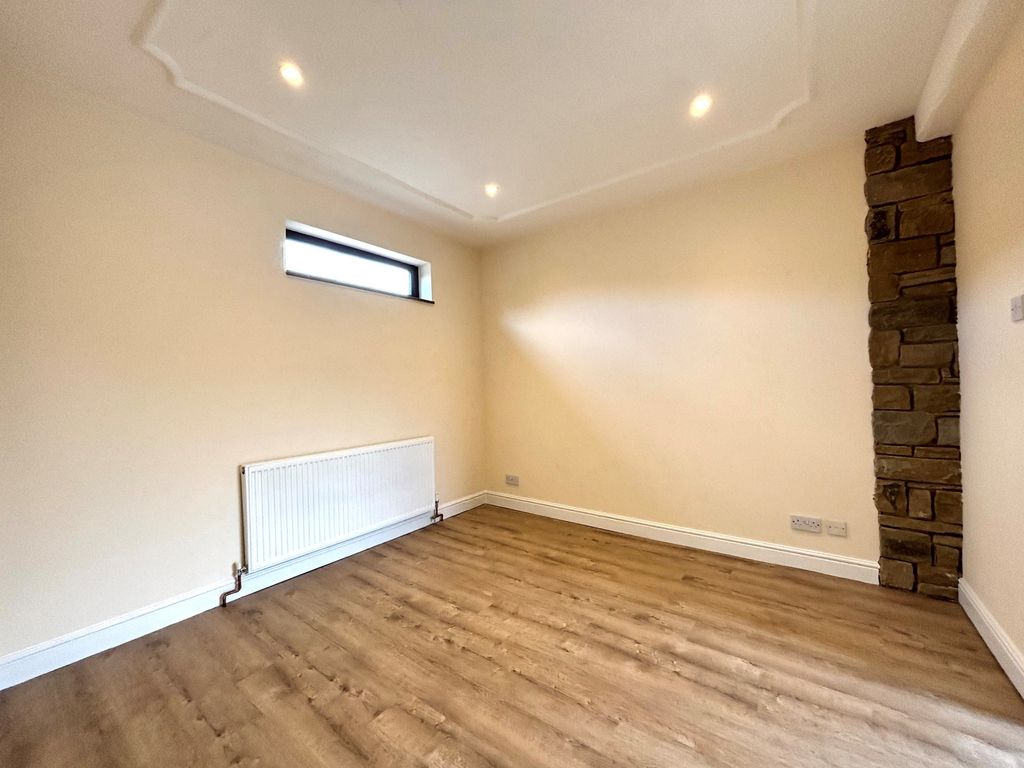 Property photo 3 of 17 Room 1