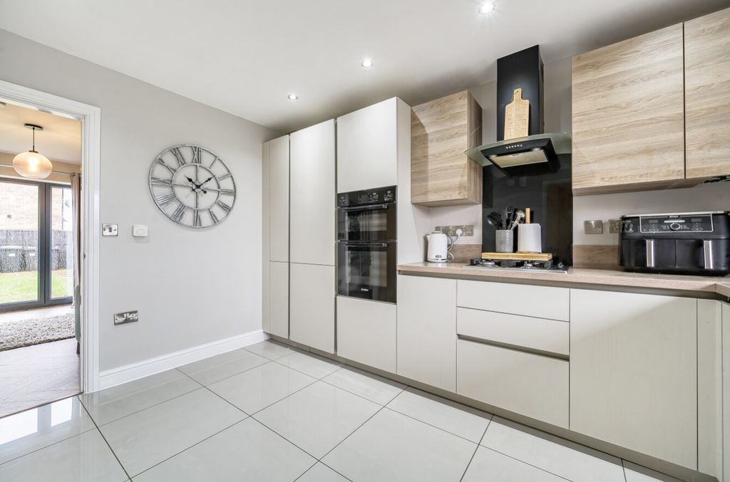 Property photo 3 of 23 1410303-12-698F16E937Ef9