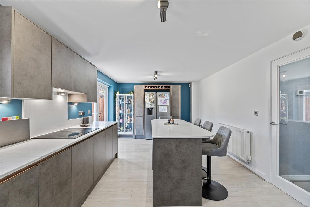 Property photo 3 of 19 Kitchen