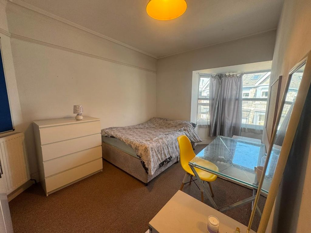Property photo 3 of 6 Room 3