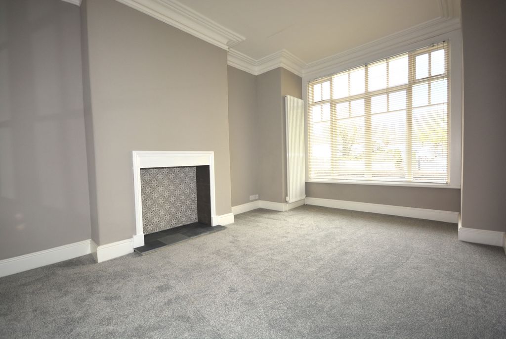 Property photo 3 of 13 Lounge