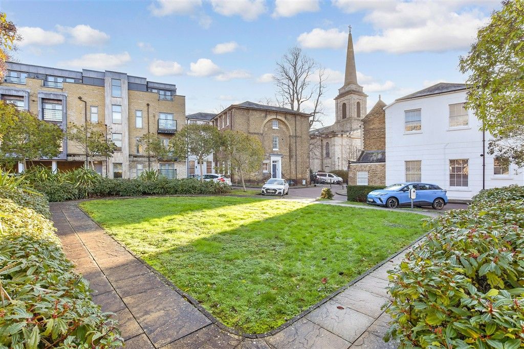 Property photo 1 of 9 Communal Gardens