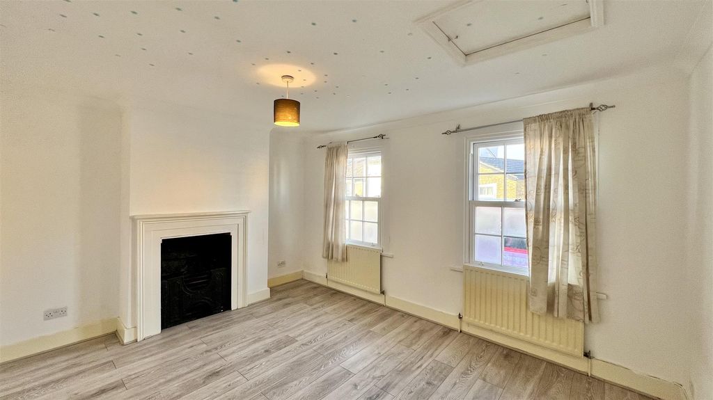 Property photo 2 of 8 Bedroom