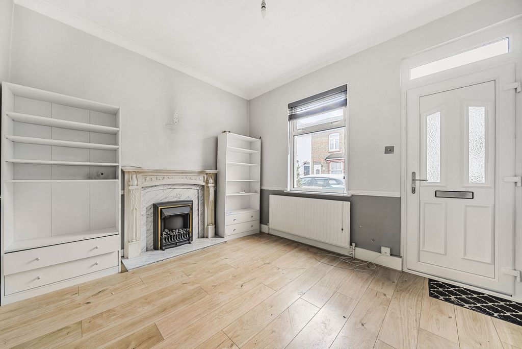 Property photo 2 of 16 Lounge