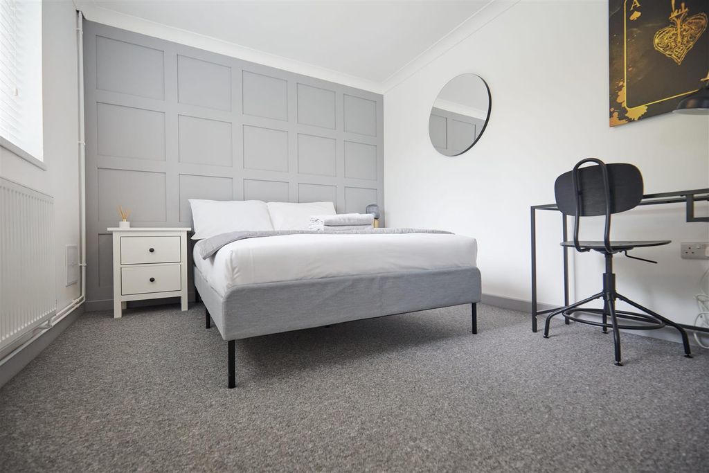 Property photo 3 of 21 119 South Park Avenue 8.Jpg