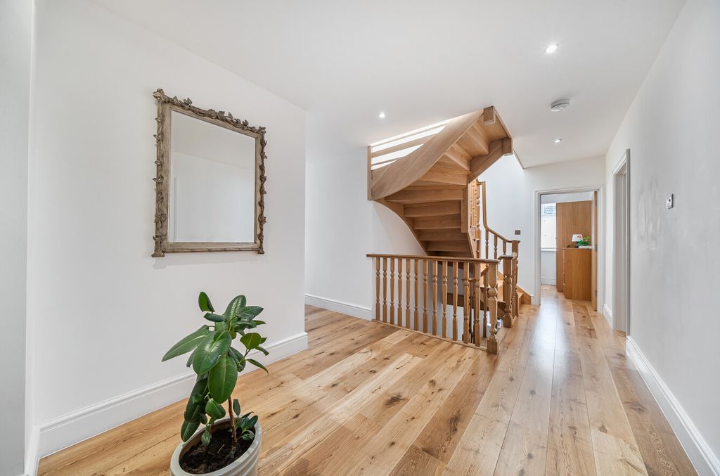 Property photo 2 of 18 1334243-20-689356...