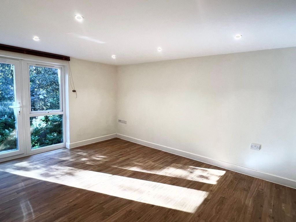 Property photo 3 of 7 Lounge