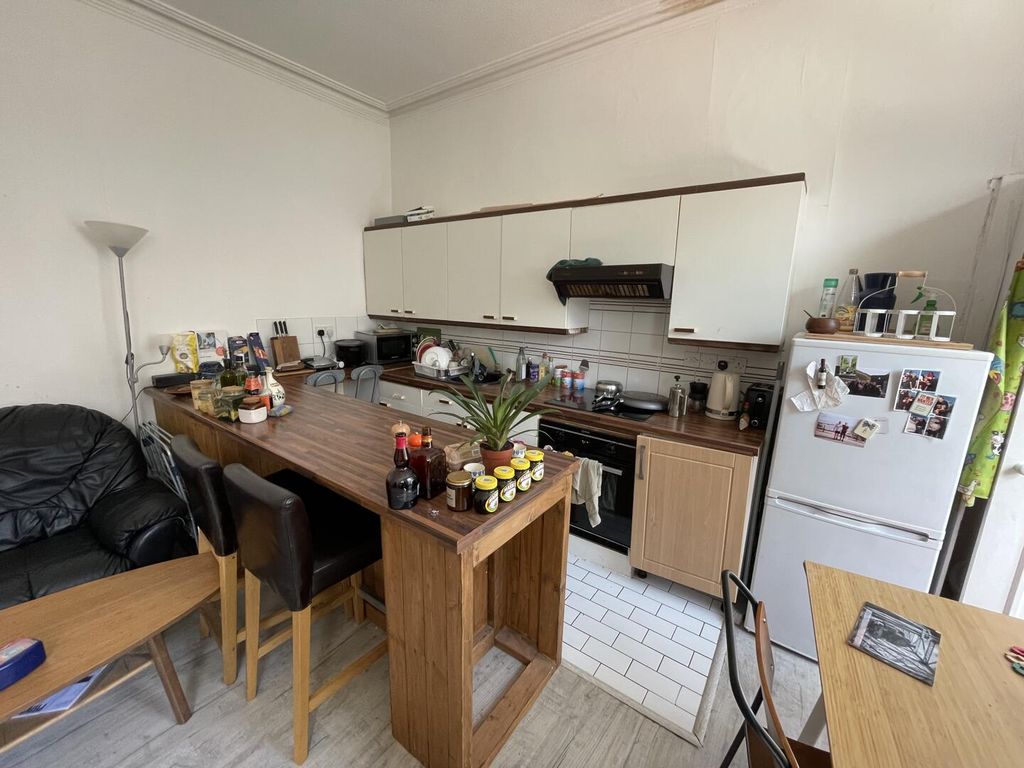Property photo 3 of 8 Kitchen