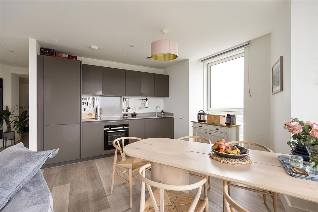 Property photo 2 of 33 Daneland Walk, N17