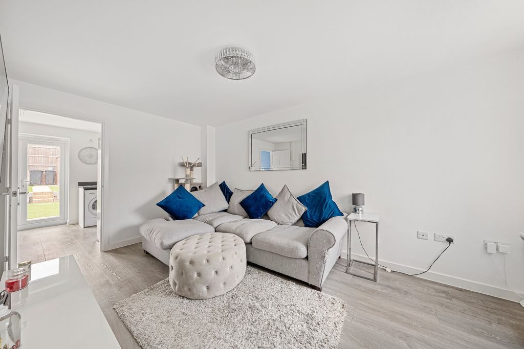 Property photo 2 of 18 5244213