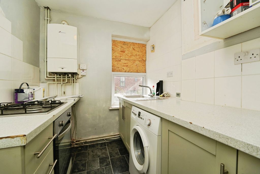 Property photo 3 of 10 Kitchen