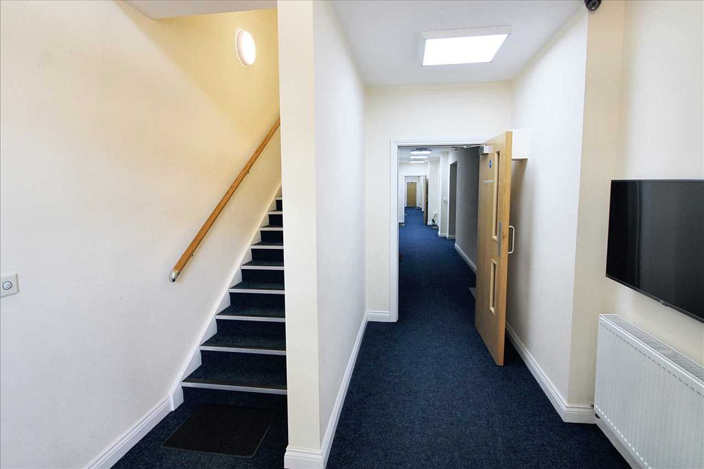 Property photo 2 of 25 Communal Entrance