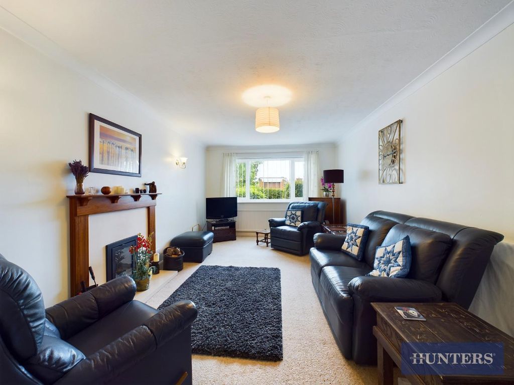 Property photo 3 of 18 Living Room