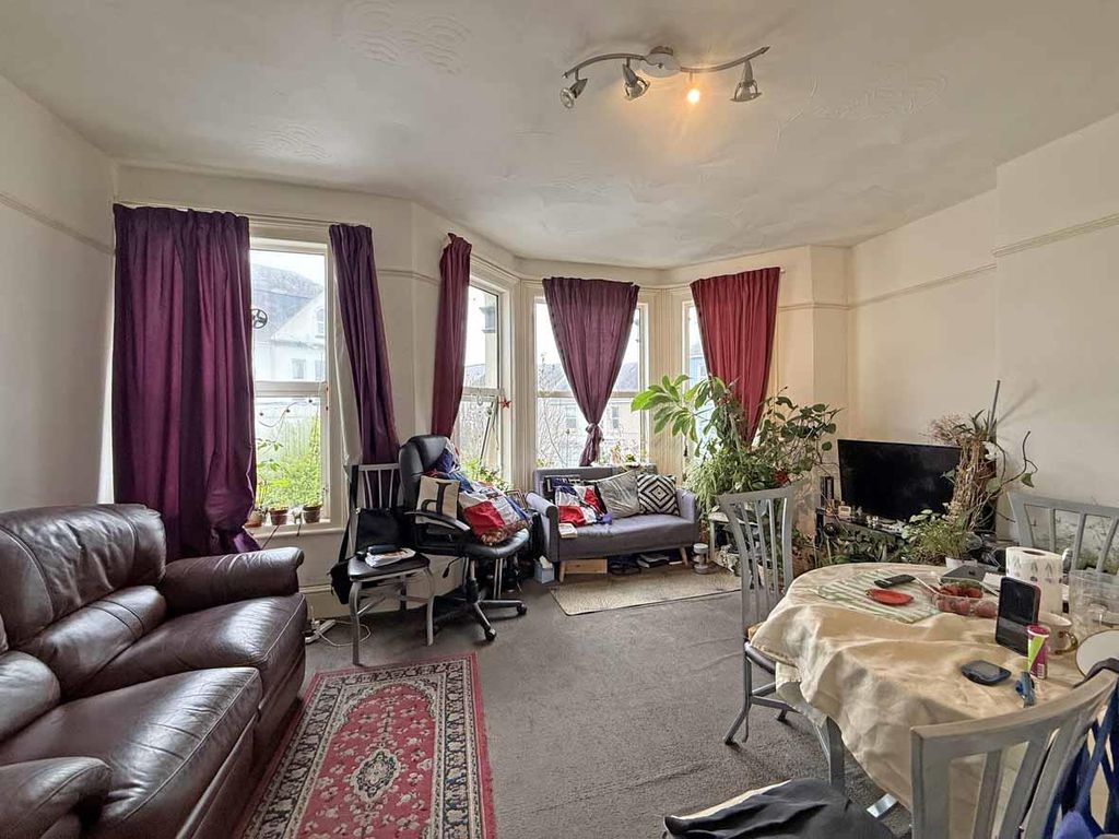 Property photo 2 of 7 Pentillie Road 10 Flat 4 Lounge Front.Jpg