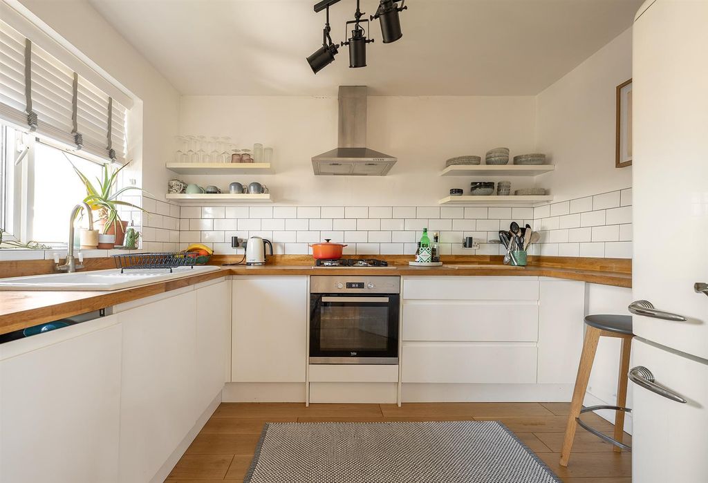 Property photo 2 of 18 North Birkbeck Road, E11