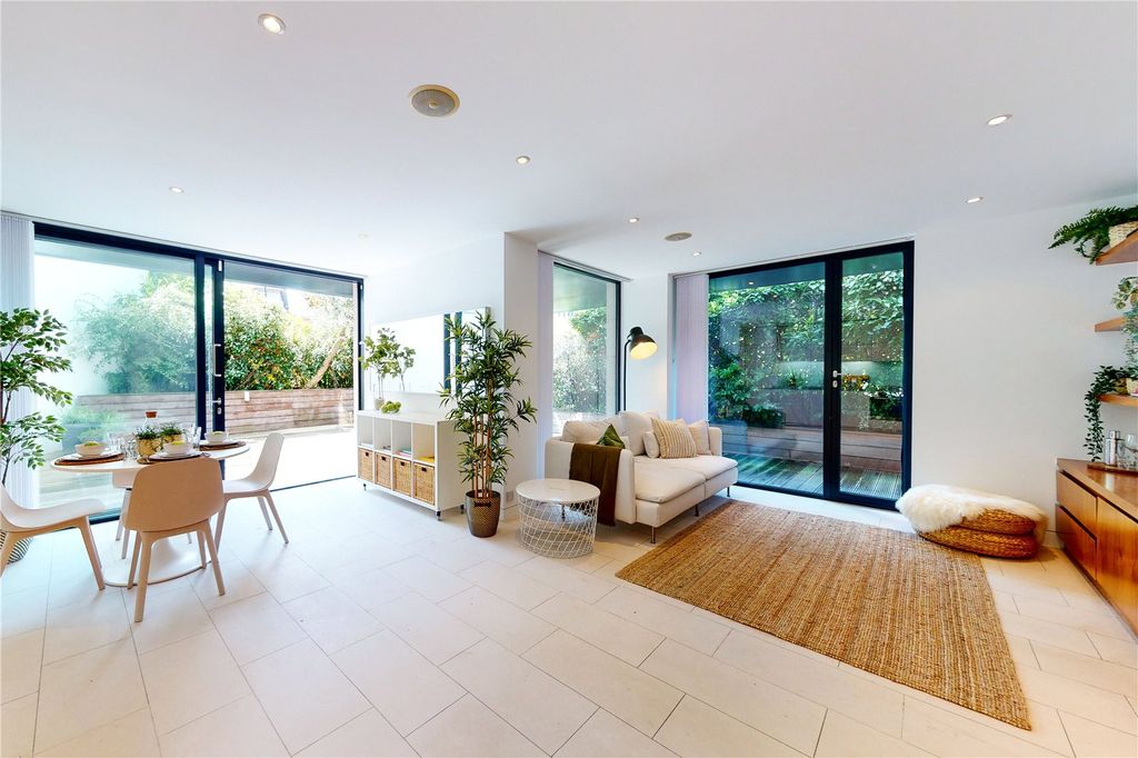Property photo 1 of 7 Kitchen/Reception