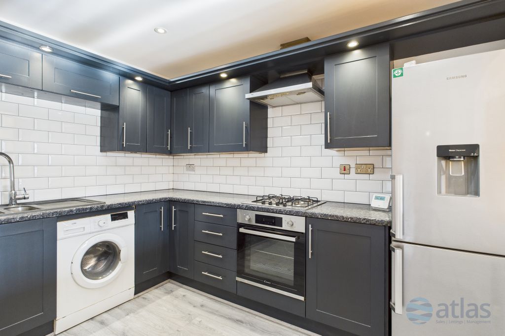 Property photo 2 of 9 Kitchen