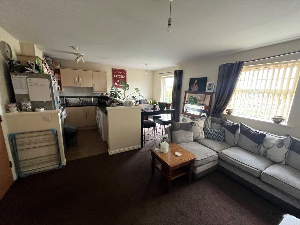 Property photo 2 of 8 Lounge / Kitchen