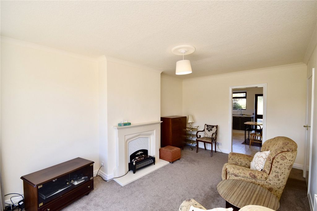 Property photo 3 of 11 Lounge