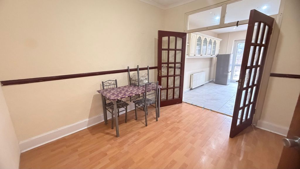 Property photo 3 of 8 Gallery