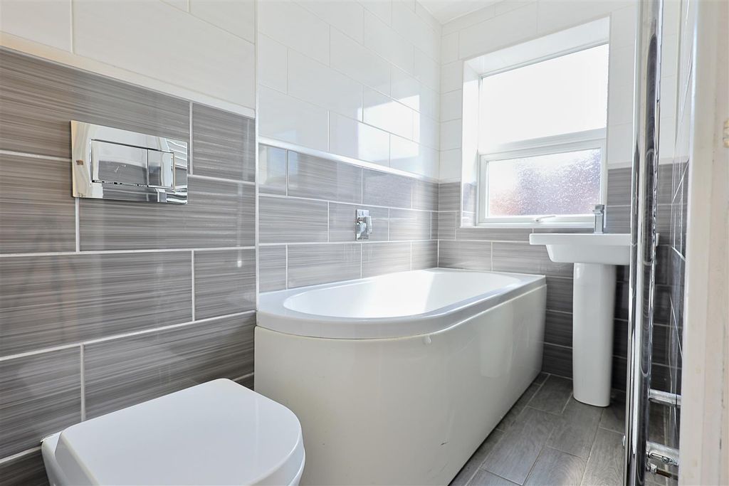 Property photo 3 of 22 Cfb3A70B-80A7-4E86-A41B-A6Dda60145D0_1_201_A.Jpeg