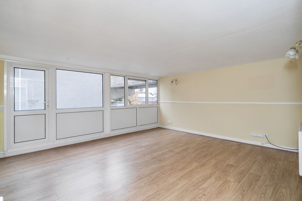 Property photo 2 of 24 Flat 79 Mountbatten Square, Ward Royal, Windsor, Sl4 1Sz