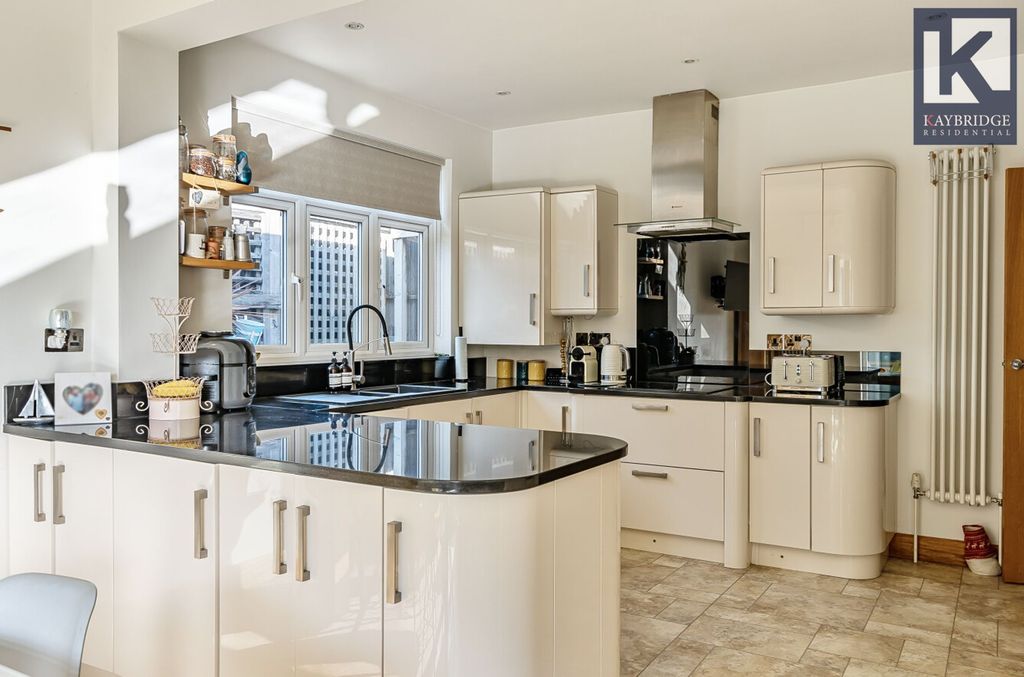 Property photo 2 of 23 Mavis Avenue, Epsom